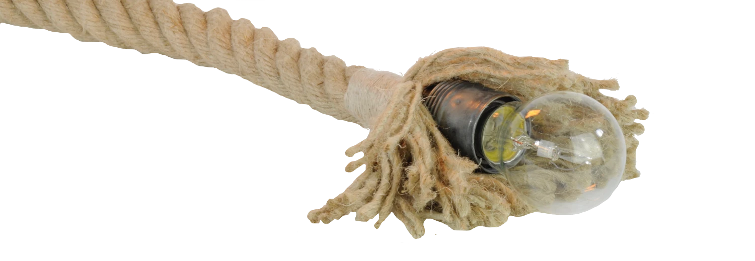 Lampe mit Glühbirne an einem Seil aus Naturhanf
